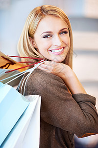 时尚 销售和购物的女人或顾客在商店里拿着袋子很高兴和兴奋 商场零售店微笑女性的折扣 优惠和交易背景图片