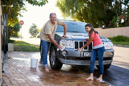 洗车日 父亲和女儿在外面一起洗车的肖像 (笑声)高清图片