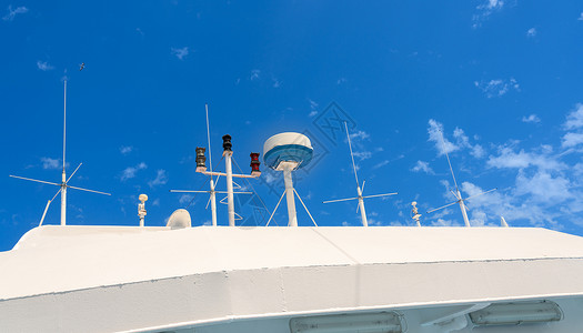 航海家装有天线和雷达对准蓝天空的船舶上层结构背景