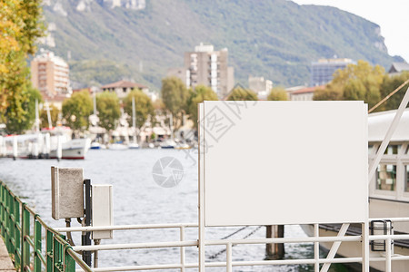 用于广告 湖堤背景的空白广告牌模型 Banner 在湖附近制造背景图片