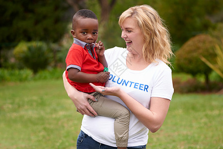 为事业而努力 而不是掌声 与小孩一起工作的志愿者贡献社区孤儿帮助孩子服务童年女士机构社区服务背景图片