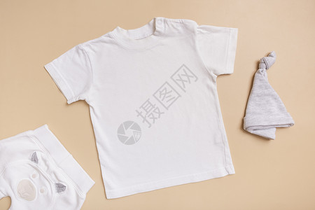 T恤模版白色婴儿T恤衫顶端视图 在蜜蜂背景上为徽标 文本或设计进行模版涂鸦背景
