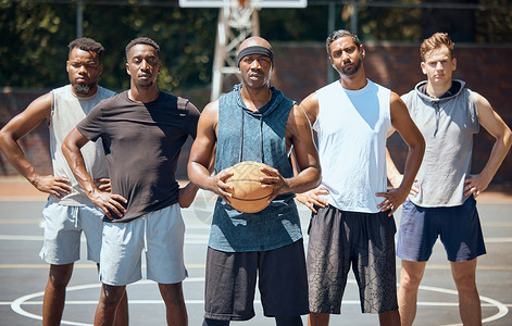 运动篮球队在户外专业球场上训练比赛的肖像 锻炼 运动员和健康的男性群体准备在运动场上进行运动和健身比赛天高清图片素材