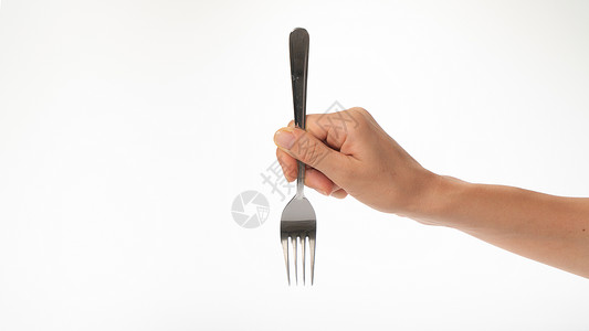 用叉子刺一下叉在一个女人的手 在白色背景的姿态上 刺在叉子上背景
