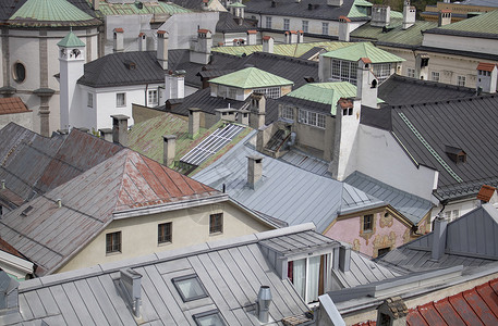 从上方看城市屋顶建筑屋顶建筑学几何学建筑物烟囱背景图片