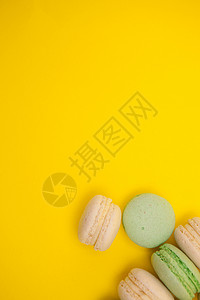 黄色背景上不同种类的马卡龙糕点饼干味道杯子生日食物婚礼糖果甜点美食背景图片