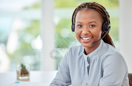 戴着耳机的黑人客户支持顾问 接待员或呼叫中心代理的肖像 在一家电话营销公司从事电子商务工作的快乐 专家和职业女性员工女士高清图片素材