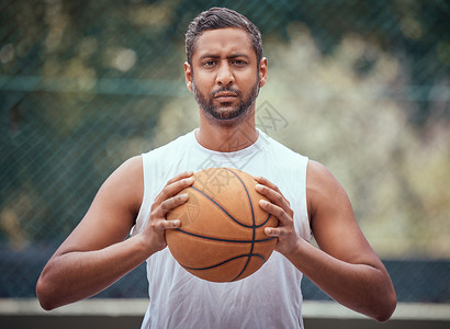 篮球场 男子和严肃的肖像与球在户外运动场地练习 有竞争力 强壮和成熟的运动员男性思考外场比赛的比赛策略玩家高清图片素材