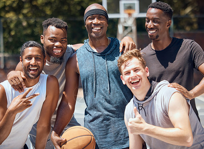 肖像 运动或篮球队在球场上微笑着参加比赛 比赛或比赛训练 运动员 锻炼和男性为锻炼 健身和健康而进行运动的多样化合影成人高清图片素材