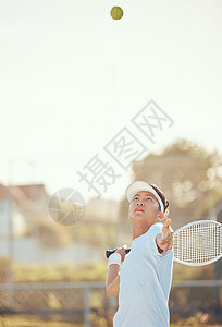 网球场 男子和空中发球运动员锦标赛练习动作 专注 认真 敬业的体育运动员专心致志地赢得比赛训练高清图片素材