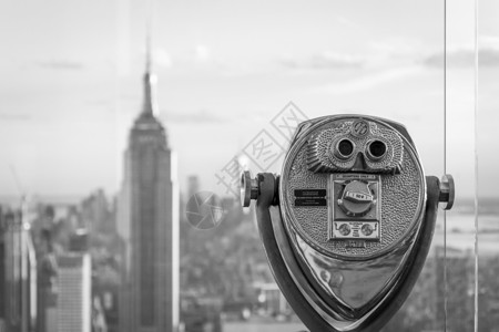 黑色望远镜图形在纽约市曼哈顿市中城 黑白摄影的地标上 双目望远镜背景