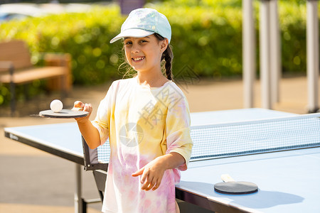 小女孩在网球馆打乒乓球 网球拍击球 球的间距训练闲暇竞争者儿童专注游戏小姑娘乒乓孩子竞赛背景