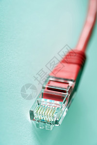 特写蓝色背景的 Eepernet 电缆插件背景图片