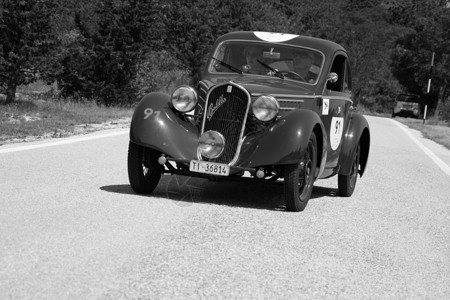 1935年在意大利著名历史种族1927年至1957年2022年拉力大会上 一辆旧赛车驾驶于1935年9月15日运输汽车品牌老爷车背景