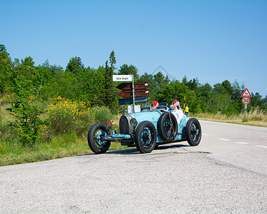 赛车引擎BUGATTI T35 1925 关于一辆旧赛车在2022年集会上的T351925号 这是著名的意大利历史种族1927年至195背景