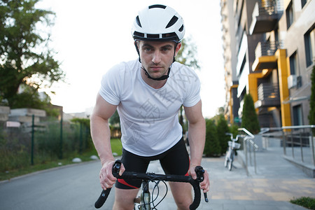 城里的男骑自行车者运输运动活动头盔自行车安全车辆旅行碎石城市背景图片