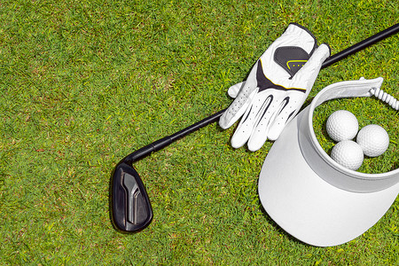 高尔夫手套高尔夫球场绿草上高尔夫设备的顶视图 平躺的高尔夫球杆 球 手套和帽子爱好绿色俱乐部球具课程草皮齿轮运动球座娱乐背景