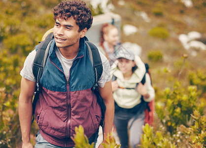 在旅行 探险和自然之旅中 与一群背着背包的年轻人一起徒步旅行 结交朋友和冒险 与快乐的男人一起积极 健身和锻炼 与朋友一起徒步探男性高清图片素材