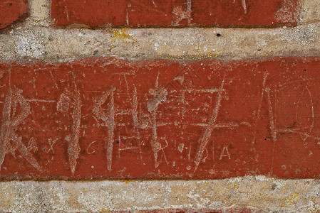 签名墙 一张老学校砖墙的照片 上面有很多学童在 120 多年的时间里写下的签名 旧时涂鸦丹麦建筑晴天石头推介会裁剪孩子们阳光墙纸背景