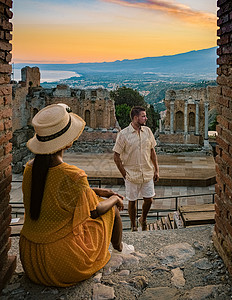 夫妇和妇女参观了古希腊剧院的Ruins高清图片