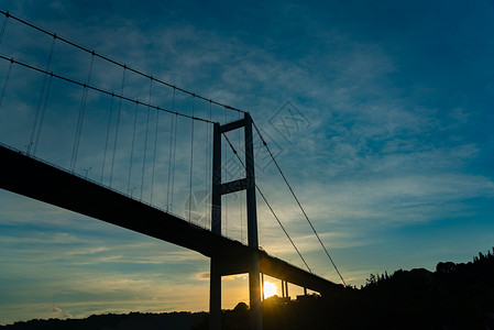 日落时横跨Bosphorus的有线固定桥建筑学蓝色天空城市电缆黄金旅行时段景观地标背景图片