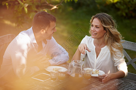 今天真是完美的一天 一个快乐的年轻夫妻 在外面吃晚饭 开心极了背景图片