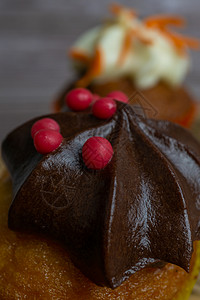 巧克力奶油和胡萝卜蛋糕育肥烹饪新郎甜点软糖杯子美食家生日新娘糕点背景图片