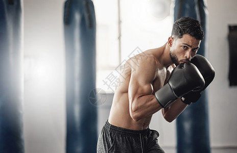 拳击馆 男子肖像和拳击手在 mma 格斗练习室中的保护姿势技术 为跆拳道安全和健康准备而进行的锻炼 健身和运动员重点训练背景图片
