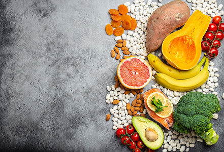 高血压饮食钾的天然食物来源柚子矿物排毒蔬菜香蕉框架高血压营养水果杏仁背景