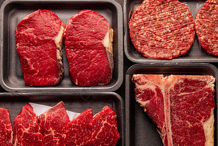 塑料箱中各种生牛肉肉类店铺鱼片红色托盘盒子屠夫牛扒内脏猪肉市场红色的高清图片素材