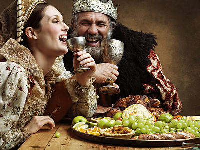 宴会服装一个成熟的国王 独自在宴会厅里吃晚饭背景