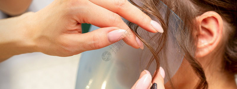 近身发型设计师给美容院的年轻女子做发型客户工作头发手指顾客造型修剪女性理发梳子美丽的高清图片素材