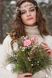美丽雪中玫瑰美丽的新娘穿着白色的裙子 在白雪皑皑的冬季森林里捧着一束花 大自然中新娘的画像派对沉淀装饰女孩餐厅女性宴会玫瑰女士仪式背景