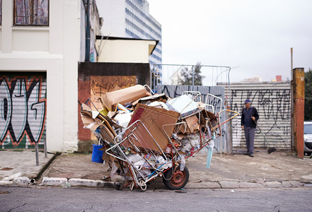 你是个什么垃圾一辆满是垃圾的车 在一个贫困街区的街道上 (笑声)背景