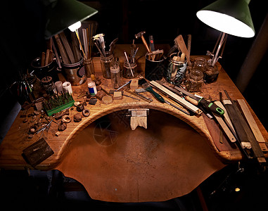 我的创建站 一个工具覆盖的木制办公桌的高角度视图背景图片