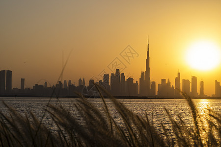 阿联酋迪拜  09 18 2021 迪拜天际线景观 从迪拜河港拍摄 户外城市阴霾记录游艇码头太阳建筑学季节摩天大楼全景草高清图片素材
