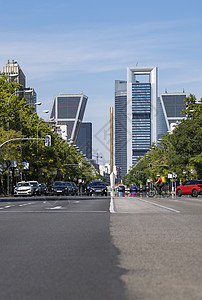 马德里市内道路的景象 其背景是摩天大楼 是全城交通通畅的主要通道背景图片