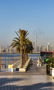 阿联酋迪拜  2022 年 11 月 2 日  从迪拜河港拍摄的迪拜天际线景观 城市晴天天空旅行记录阴霾太阳全景季节建筑学天气背景图片
