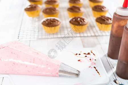裱花纸杯巧克力草莓蛋糕食谱管道粉色糕点糖果内衬提示蛋糕烹饪包装纸背景