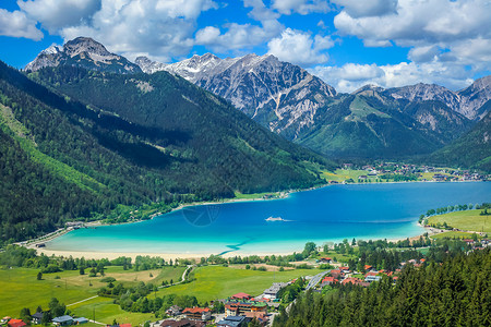在奥地利蒂罗尔的阿钦西 松绿湖和罗凡的佩提索上方森林村庄蓝色山峰草地城市远足松树天空环境背景图片