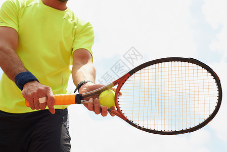 粘土之王 一个男性网球运动员即将在比赛中服役男人训练鞋类娱乐裁剪黏土短裤运动装玩家水平背景图片