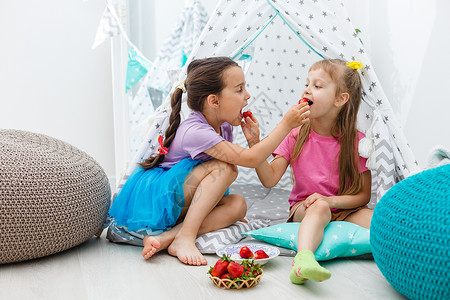 快乐的妹妹 女孩吃草莓水果高清图片素材