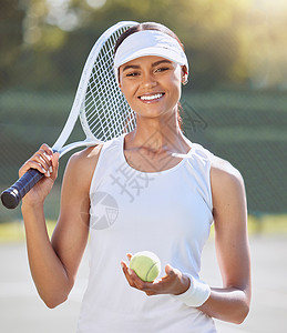 动力素材网网球 健身和运动女性 带球拍 用于在网球场上进行训练 锻炼和锻炼 网球的肖像 微笑和动力 以获得能量 健康或比赛的赢家心态背景