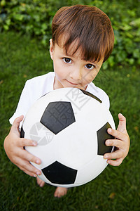 体育美的素材后院足球 一个甜美的小男孩在后院里踢足球训练前院花园孩子们乐趣青年娱乐活动院子男性背景