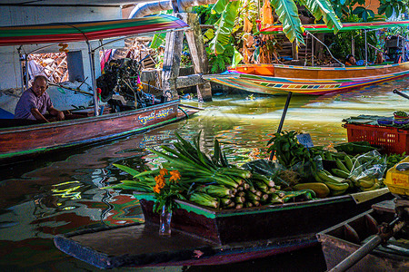 曼谷水上市场当地民众在泰国著名旅游景点的浮动市场销售水果 食品和纪念品 在泰国购物文化女士传统情调商业旅行食物异国游客背景