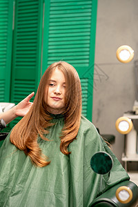 专业护发 在美容院接受发型设计的年轻女性红发长发工作黑发客户理发女士成人魅力发型顾客沙龙洗涤高清图片素材