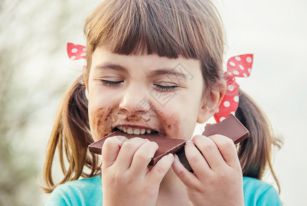 甜牙孩子吃巧克力 有选择性的专注情绪牙齿破坏食物糖果微笑喜悦横幅乐趣女孩甜点高清图片素材