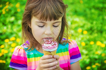 孩子吃冰淇淋 有选择的焦点乐趣锥体宏观奶油圣代青年公园食物微笑情绪舌头高清图片素材