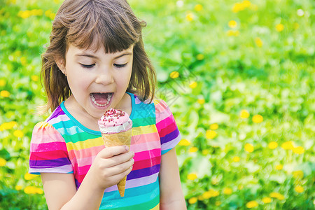孩子吃冰淇淋 有选择的焦点钦佩青年食物婴儿奶油乐趣孩子们巧克力圣代甜点自然高清图片素材