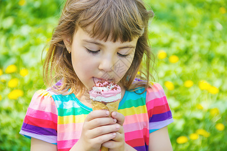 孩子吃冰淇淋 有选择的焦点钦佩果汁婴儿牛角奶油公园青年舌头宏观微笑圣代高清图片素材